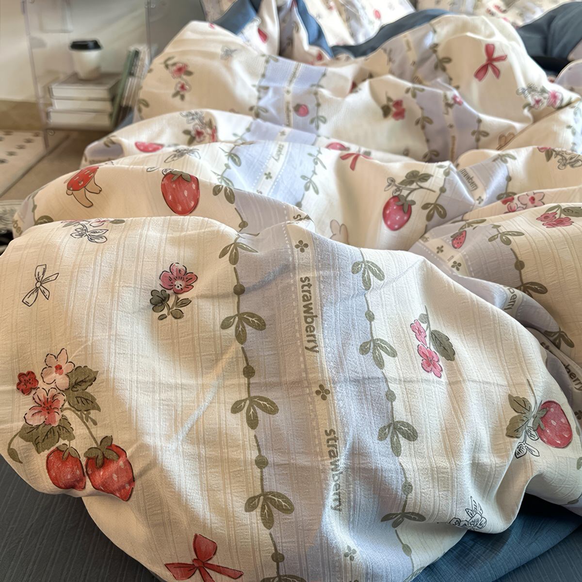 Vintage Strawberry Floral Bedding Set
