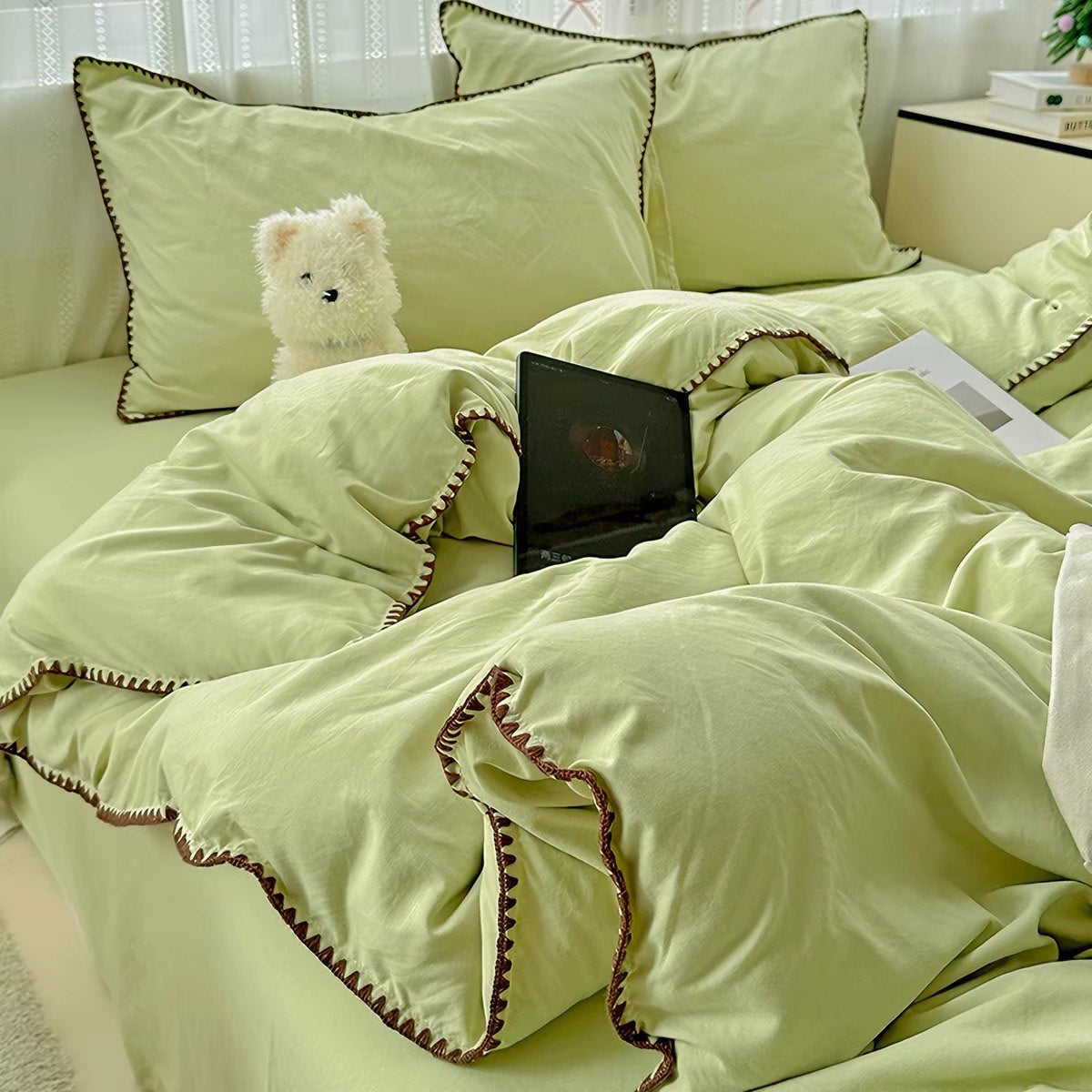 Plain Stitched Shell-Edge Bedding Set