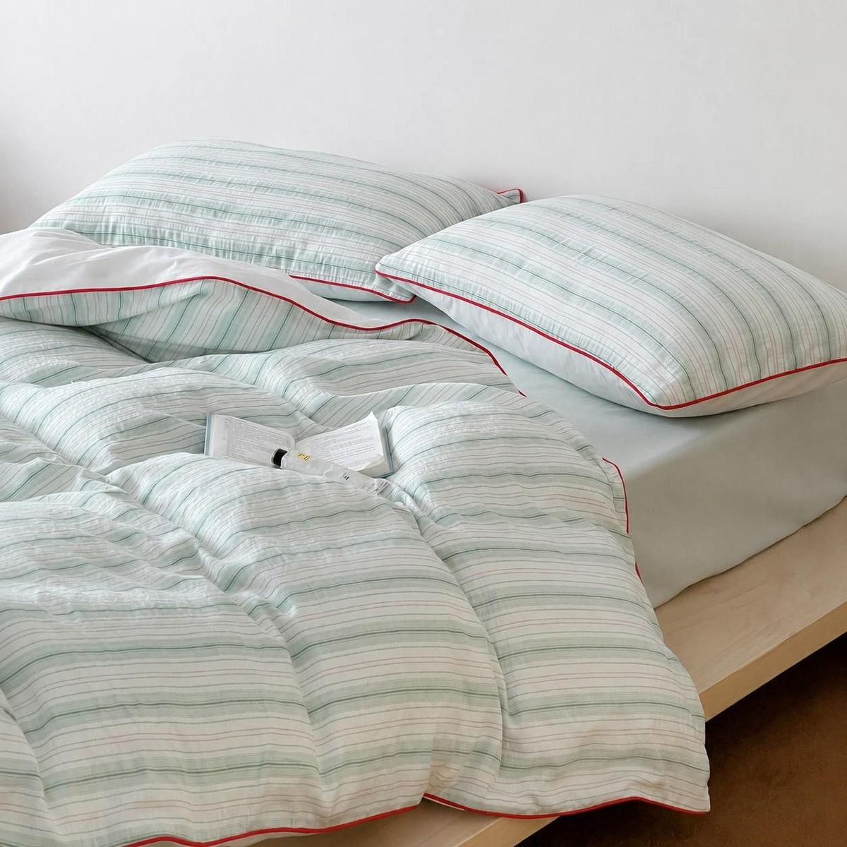 Vintora Mint Green Striped Red-Trimmed Cotton Bedding Set for All Seasons G121